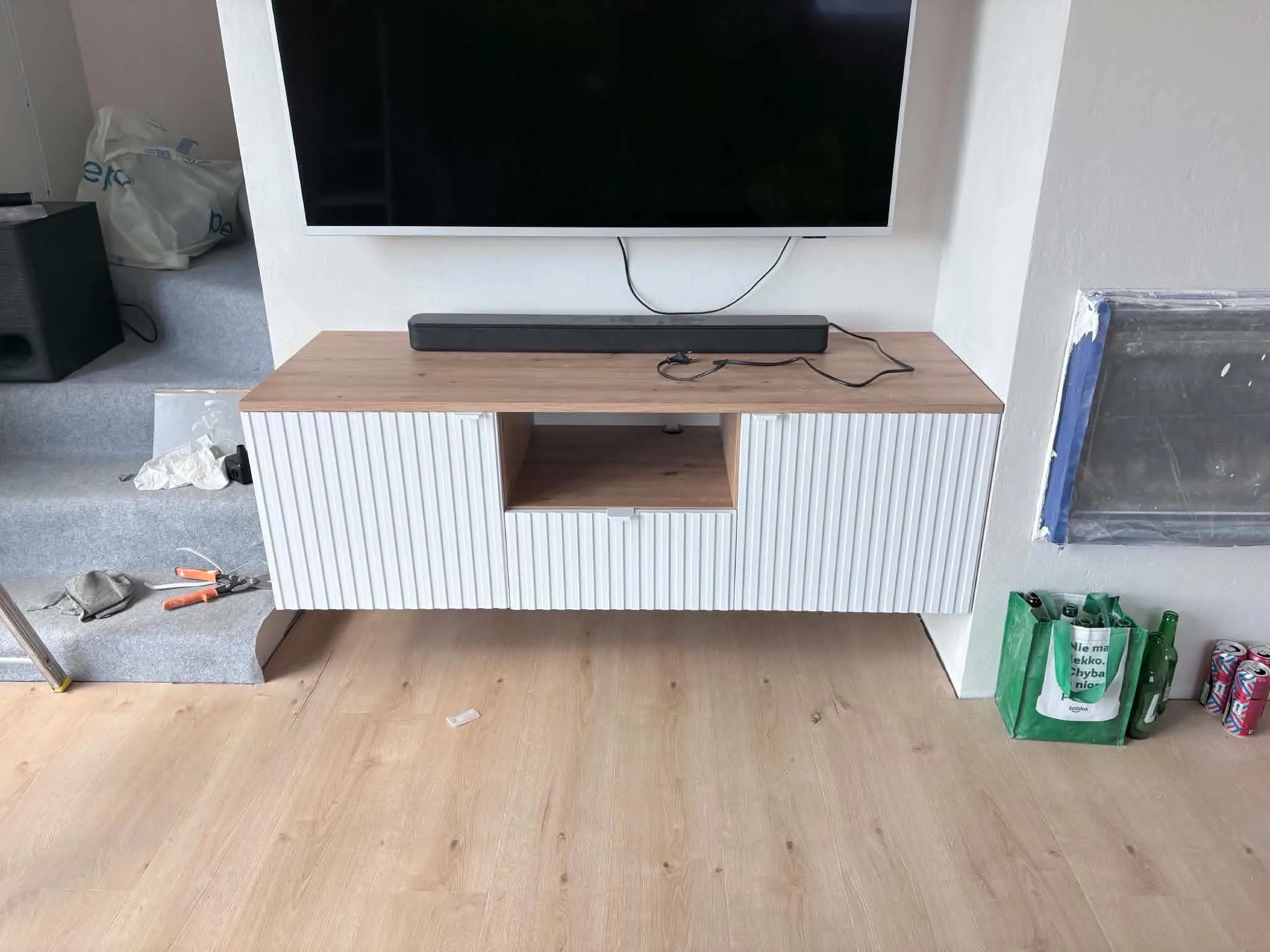 Szafka RTV z ryflowanym frontem