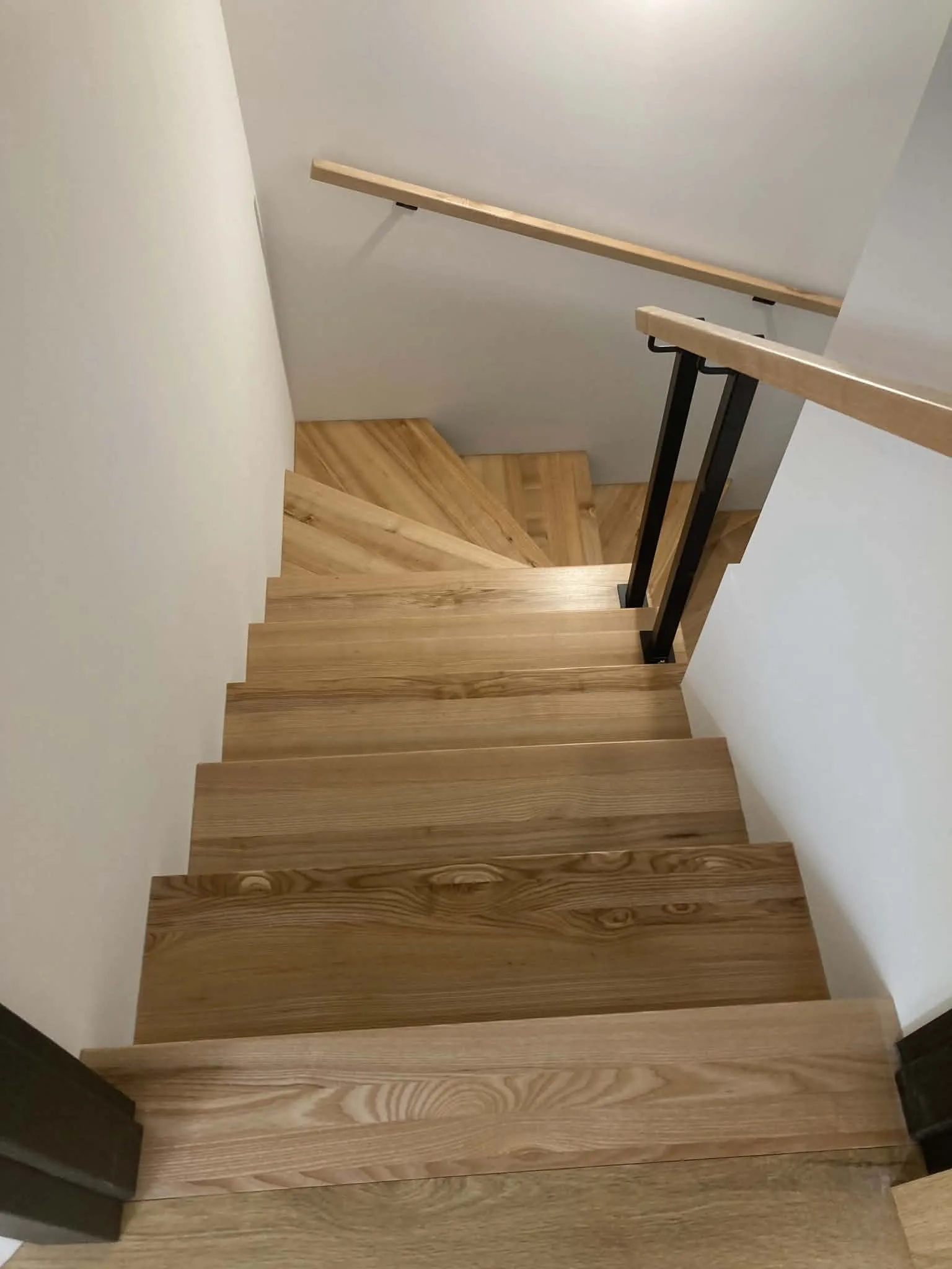 Schody drewniane z balustradą przy otworze stropowym