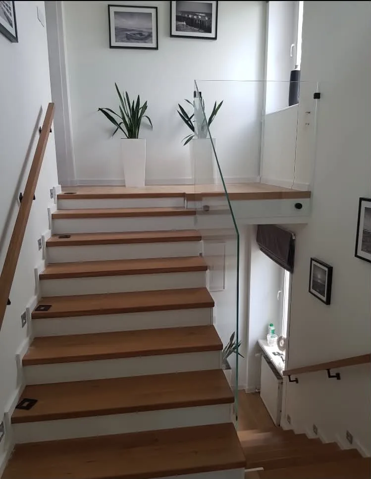 Schody drewniane ze szklaną balustradą