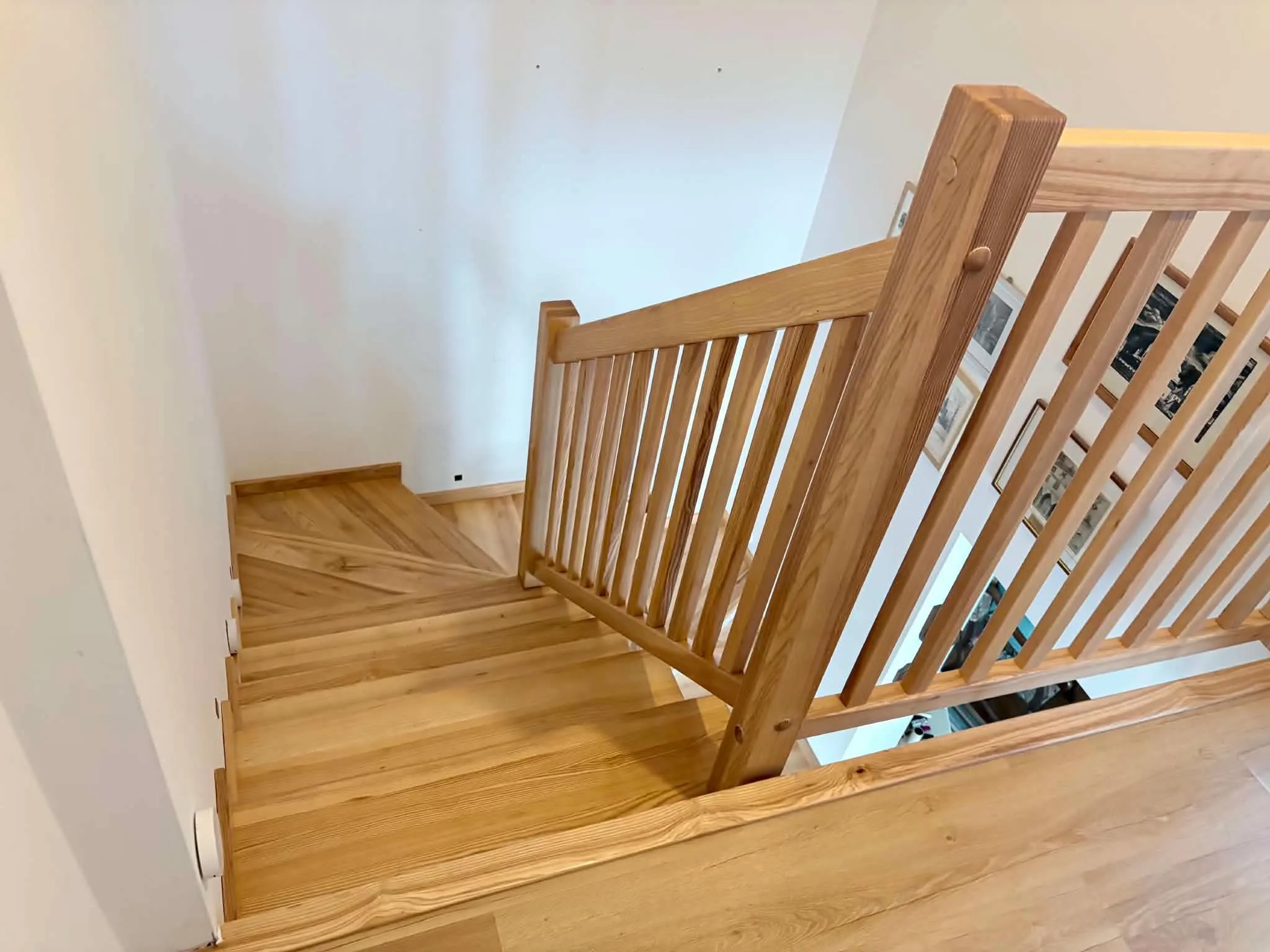 Schody drewniane z naturalną balustradą