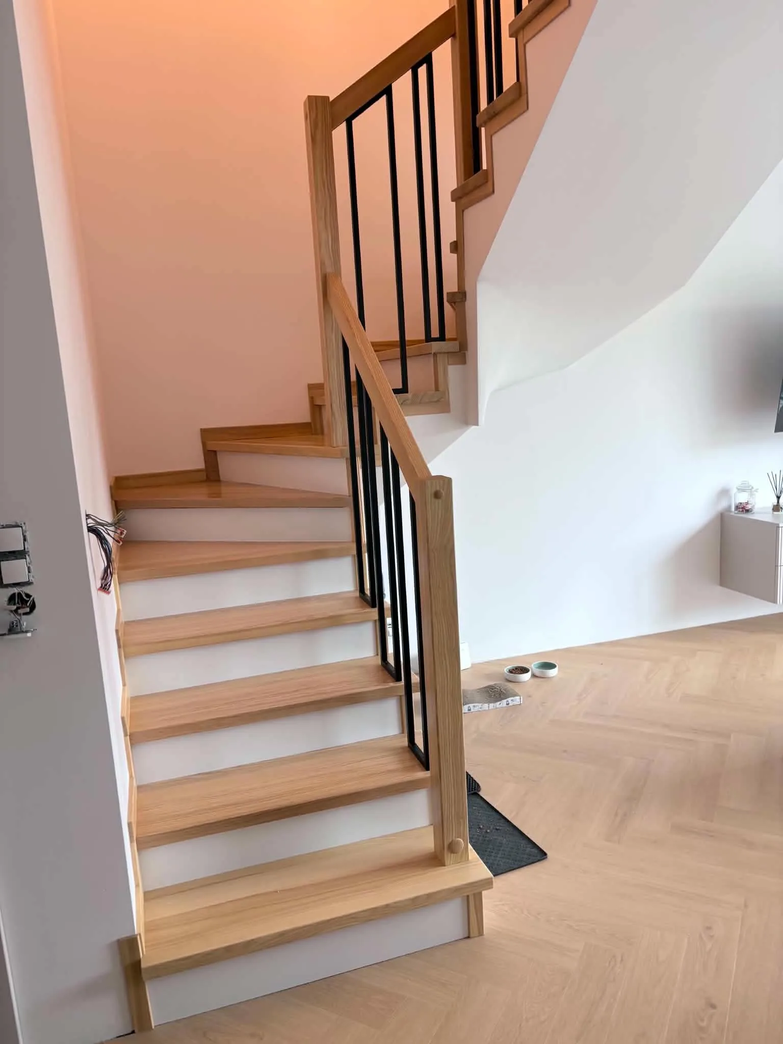 Schody z drewnianymi stopniami i mieszaną balustradą